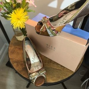 Alex Marie Size 9 1/2 blue bottom sole chunky heel